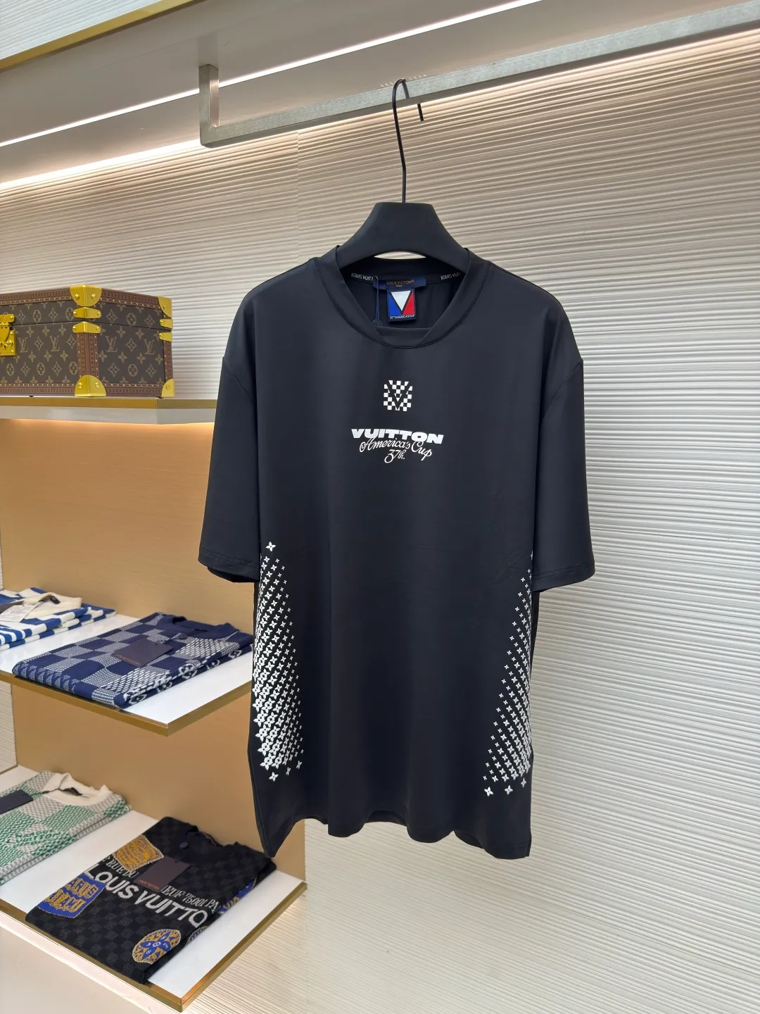 LOUISVUITTON white ink heat transfer T-shirt ●Authentic product: Purchased and developed for 8300 ●Item number: 1680106-A30 ●Fabric: nylon-ammonium blended fabric ●Technology: Printing ●Version: Fitted version ●Weight: about 235 grams ●Size: XS-S-M-L ●Description: Made of nylon-ammonia blended fabric, long-fiber high-F nylon yarn is used to weave the gray cloth. After dyeing in the vat, the surface of the gray cloth is lightly sanded to produce fine velvet. The fabric feels soft and skin-friendly. There are a total of 7 cutting pieces on the front and back sleeves, which are used for positioning heat transfer technology. Korean heat transfer lettering film material is used, and the Y version is traced to make the pattern. The back collar overlock webbing is customized with a double-layered letter jacquard process made of cotton. The overall wiring is straight and delicate, the fabric is comfortable and soft, and the color is consistent without color difference. It can be matched with the same style to create a fashionable look and control various occasions. Customized accessories, complete with three standards, same style for men and women!